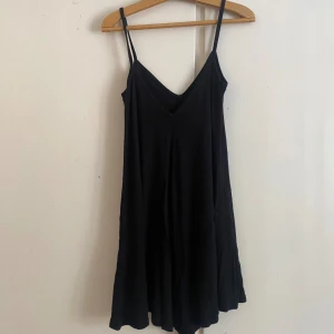 svart playsuit/romper - svart kort playsuit/romper från boohoo 
