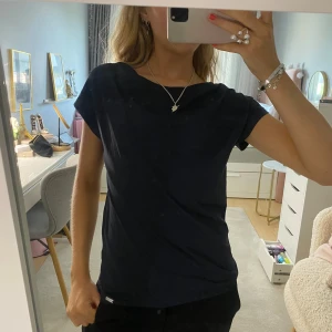 Mörkblå tröja - Mörkblå tröja som är lite ”pösig” vid halsen