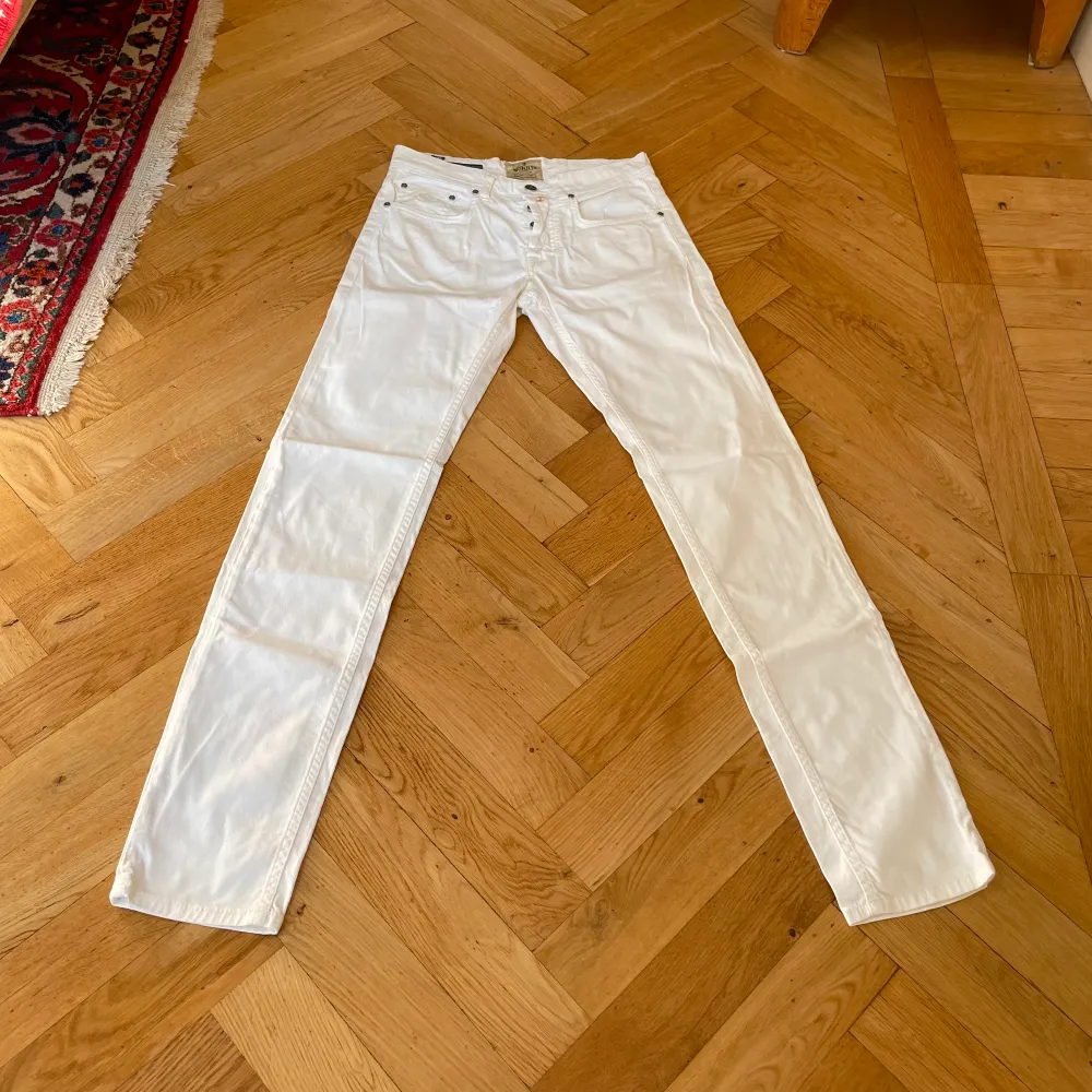 Fina Morris vita jeans i bra skick. Har exklusiva dekorationer. Storlek 28/32 med tailored fit. Mått: Innerbenslängd: 82 cm, Benöppning: 16 cm, Midja: 39 cm. Köpet är slutgiltigt.. Jeans & Byxor.