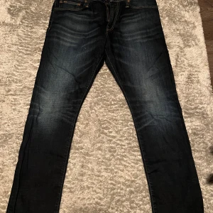 Mörkblå jeans från Diesel - Säljer ett par mörkblå jeans från Polo ralph lauren. De är i bra skick och har en snygg tvätt med lite slitningar.                                                            Hör av er i DM om ni har några frågor🙌
