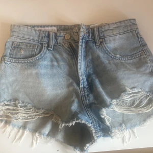 Jeansshorts  - Hej säljer domhär shortsen då dom är för små för mig. Aldrig andvänt. 