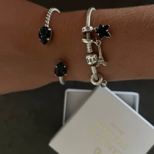 Caroline svedbom armband! - Säljer nu ett så snyggt armband med mörkblå kristaller. Armbandet har endast använts ett fåtal gånger och ser därför helt ny ut!💗