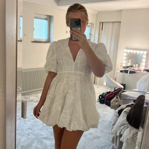 Zara klänning - Så så så gullig zara klänning som köptes i Paris. Den blir tyvärr inte använd!🩷🩷 i toppskick men pyttelite smink på insidan av klänningen. 