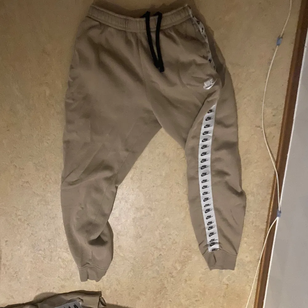 Bra skick använder inte längre och köptes för 1000 kr men vill mest bli av med den så är öppen för prisförslag. Hoodies.