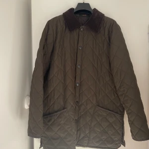 Barbourjacka - Barbourjacka, i fint skick! En brun/grön färg Skriv för fler bilder :)