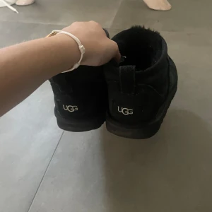 Låga svarta uggs - Säljer dessa uggsen som jag ändast använt förra vintern. Lite blekta men är absolut i superbra skick. 