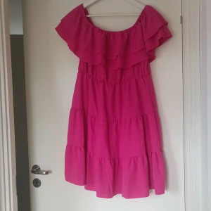 Sommarklänning  - Cerise klänning till sommaren. Storlek XL men liten, så skulle säga L.  Perfekt för sensommar fester. Bara provad en gång.