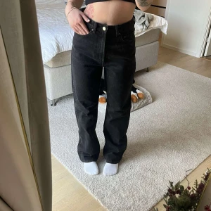 Svarta jeans med hög midja - Hej! Säljer ett par snygga svarta jeans med hög midja. De har en straight passform och är perfekta för både vardag och fest. Jeansen är i bra skick och är sjukt snygga.