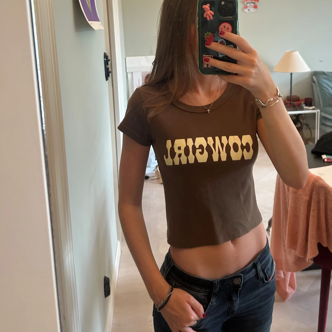 Brun croppad t-shirt med texten 'COWGIRL'