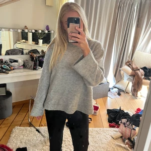 Stickad tröja - I princip oanvänd jättefin grå stickad tröja, nyskick💗