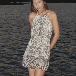 Zara klänning - Säljer nu min fina Zara klänning i nyskick !