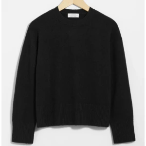 Stickad tröja  - Super snygg svart sticksd tröja ifrån &otherstories, jätte fint skick, storlek M men passar bättre xs/s då den krympt litegrann i tvätten💖💖💖nypris är 550kr