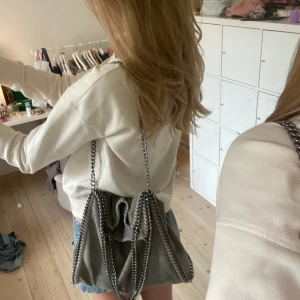 Stella liknande väska - Säljer min supersnygga Stella McCartney LIKNANDE väska!😍 säljer för att den inte kommer till användning, perfekt som skolväska då den rymmer mycket🥰😍