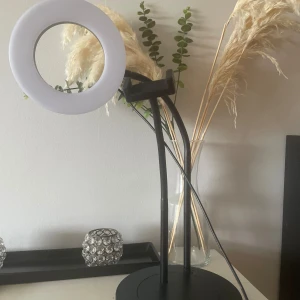 Ring light med telefon hållare  - Ljuset kan justeras från varmt till kallt och dimmas, använd relativt kort tid 💕
