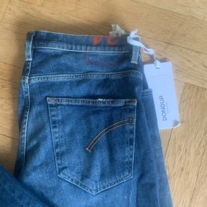 Dondup jeans HELT NYA  - Dondup jeans helt nya[] Modell- Brighton carrot fit vilken är en mer ”baggy modell”[] storlek 34[] Pris är diskuterbart MVH