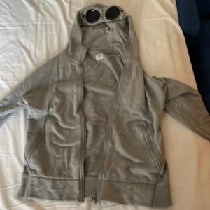 C.P company tröja - 10/10 skick🤜🏽. Nästan helt ny. Haft den i inte ens en månad 🙌🏽. För frågor kan ni bara kontakta mig 🔝. Den är hundra procent äkta! Har inget bevis dock.🙃