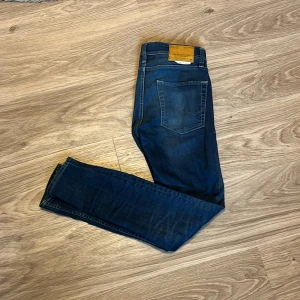Jack&jones  - Tjena säljer nu dessa riktigt feta Jack&jones jeans bra skick 8/10 skriv för fler frågor mvh wilmer 