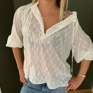 Blus - Blus från zara. Alrig anövd och prislappen kvar. Storlek xs men jag på bilden brukar ha s.❤️‍🔥 (tog endast dessa bilder så fråga ej om fler)