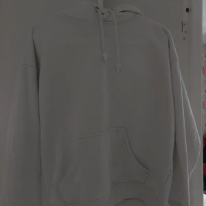 Hoodie - Vit hoodie från bikbok. Något nopprig