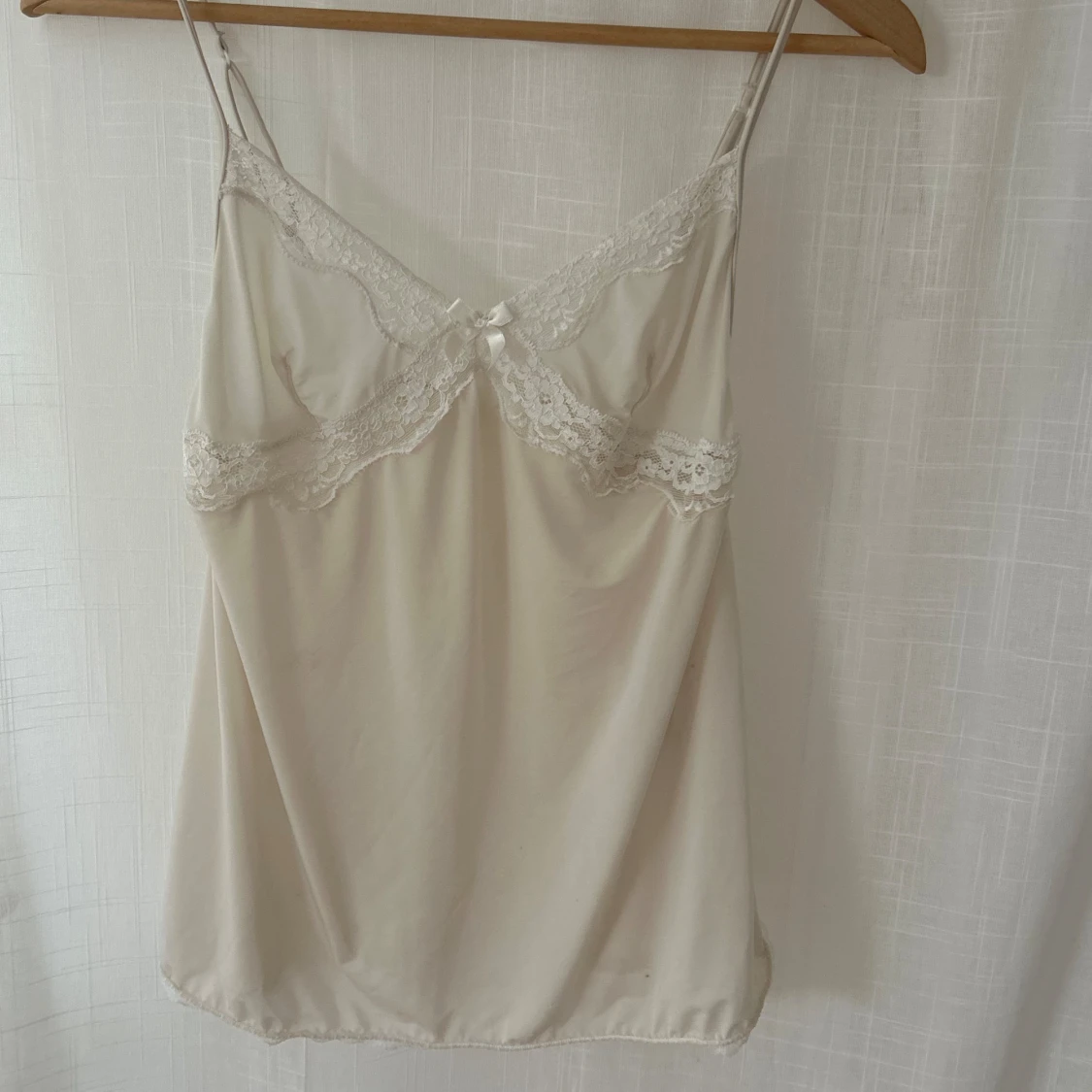 Vit linne med spetsdetaljer - 91