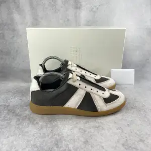 VI TAR EJ BYTEN! Maison Margiela gat sneaker | Skick: 10/10, nya med alla tillebehör | Storlek: 40 | Nypris: 7000+ | Pris: 3800 | Fraktar via postnord på köparens bekostnad | Hör av dig vid minsta fråga eller fundering📩