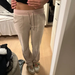 Juicy couture  - Så fina byxor, bra skcik bara små slitningar längst ner 