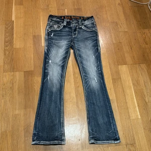 Helt nya Rock revival mid-rise bootcut  - Jeansen är helt oanvända inköpta i USA och har Amerikansk storlek 25