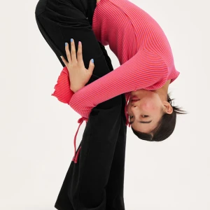 Svarta jeans med hög midja - Säljer ett par svarta jeans med hög midja från Monki. De har en straight passform och är perfekta för både vardag och fest. Jeansen är i bra skick och har klassiska fickor samt knapp- och dragkedjestängning. 