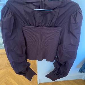 Gina tricot demi blouse - Gina tricot demi blouse strl L, mer som en M i storlek Nypris 499:-  Aldrig använd 