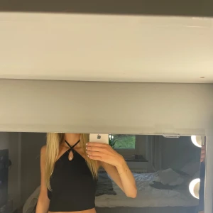 Svart festligt linne - Ett svart croppat festligt linne ifrån Zara💓