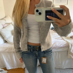 grå stickad kofta - kollar intresse hor denna kofta!!💞 köptes för 400kr från gina tricot och den har sparsamt använts, inga defekter.