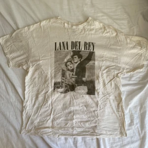 lana del rey tröja - Superfin lana tröja köpt från urban outfitters förra sommaren! I gott skick bortsett från enstaka prickar, men de märks knappt (se bild 3). Alltid öppen för prisförslag och det är bara att fråga om du funderar på nåt💘💘