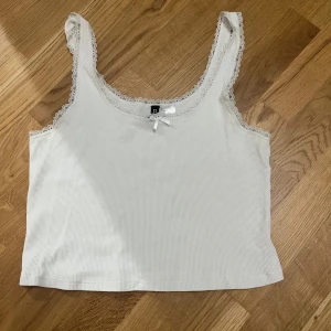 Vit linne  - Säljer detta vita linne från H&M i storlek L. Den är i bra skick och den va lite kort på mig ungefär direkt under naveln.💕