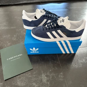 Adidas Gazelle - Säljer mina adidas gazelle skor för dom inte används. Skick på skorna är väll 10/10. Har används 1 gång. Storlek 43 Ord pris 1250kr mitt pris 900kr