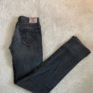 True religion jeans  - Säljer dessa super fina och unika true religion jeansen🌟 Jeansen har inga defekter och är i storleken: 26🌟