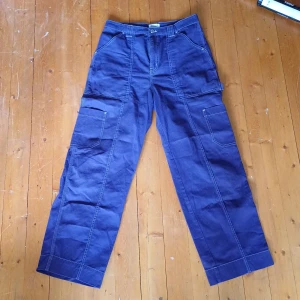 Lila worker byxor från weekday - Tjena! Säljer dessa worker byxor då dom satt för litet på mig I midjan är dom 40 men satt för litet på mig. Frakt endast och pris går att diskuteras