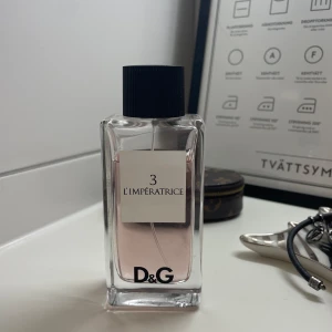 Dolce & Gabbana L’imperatrice EDT 100 ml - Säljer denna ljuvliga parfym då den tyvärr ger mig huvudvärk, inte så mycket använd (se bild)  Nypris på kicks för 100 ml : 1275 kr   Toppnoter: rabarber, röda vinbär, kiwiackord Hjärtnoter: rosa cyklamen, vattenmelon, jasminblad Basnoter: mysk, sand