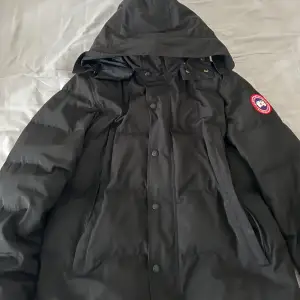 Hej! Säljer min canada goose jacka jag fick som födelsedagspresent! Den är i bra skick och använd under förra vintern bara! Då jag fick  den som present har jag  inte kvitto men fick med allt ni ser där o lite till! Skriv för fler bilder