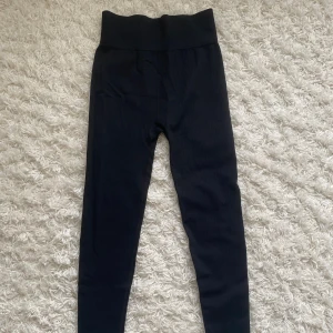 Svarta träningstights - Superfina, ribbade, elastiska träningsbyxor ifrån HM. Är tyvärr för små och använts få gånger. Vid intresse? Kontakta jättegärna mig så svarar jag på frågor eller önskemål💗