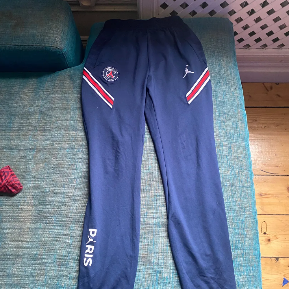 Psg tracksuit mörk blå och röd, har använt några gånger . Hoodies.