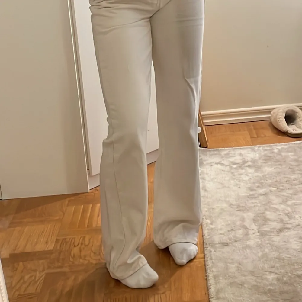 Säljer ett par högmidjade vita jeans i storlek 36, sitter dock mer som en 38! Väldigt långa på mig som är ca 170, inga defekter eller liknande. Pris kan diskuteras! . Jeans & Byxor.