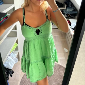 Superfin grön klänning💚 - Snygg sommar klänning köpt för längesen, ny skick då använts en gång endast! 💚💚Passar S-M