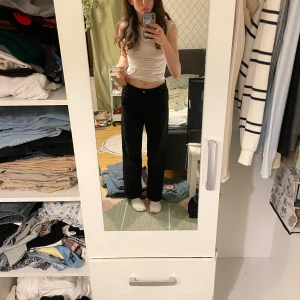 Svarta jeans från Bershka - Säljer ett par svarta jeans från Bershka i storlek EUR 40. De är i denim och har en klassisk design med knappar och dragkedja. Perfekta för en casual look och passar till det mesta i garderoben.