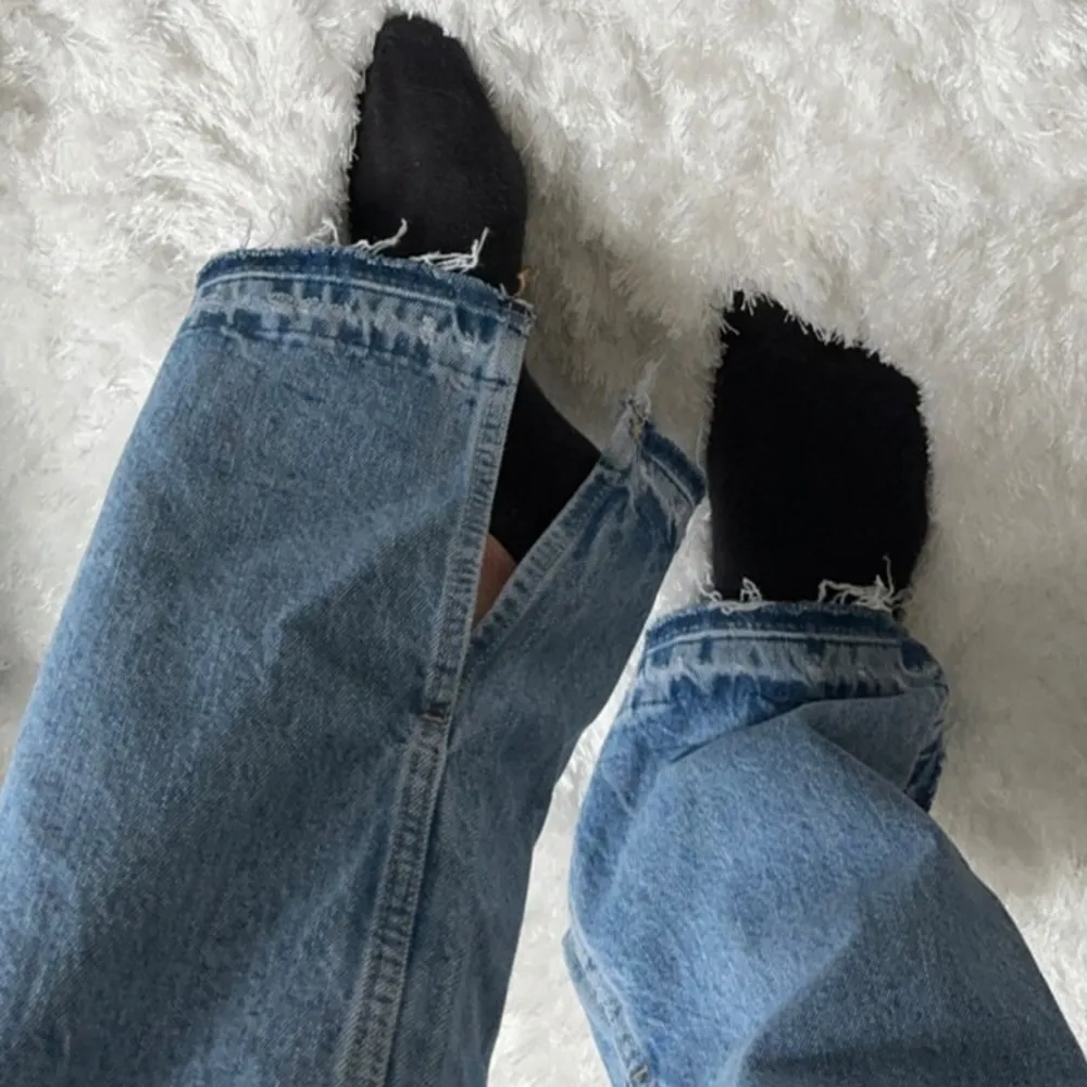 Raka jeans. För små för mig. Jeans med slits och medelhög midja. . Jeans & Byxor.