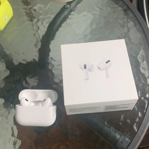 Gen 2  - Mindre än 1 år gammal, funkar perfekt, vid frågor vänligen kontakta mig 