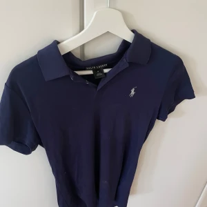 ralph lauren piké - Superfin piké från ralph lauren. storlek M. Inga skavanker.  Finns att hämta i Övik och Umeå, annars kan den postas 