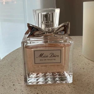 Miss Dior EDT - Miss Dior Eau de toilette 50 ml. Endast sprutad några fåtal gånger. Nypris 1 120 kr