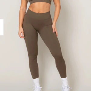 Mk lifestyle - Säljer ett par bruna tights från Jenna Lovisas kollektion med MK lifstyle, de är endast använda en gång. Pris kan diskuteras! Jag säljer  även den matchande ”jackan”🥰passar xs/s. Nypris 549kr.