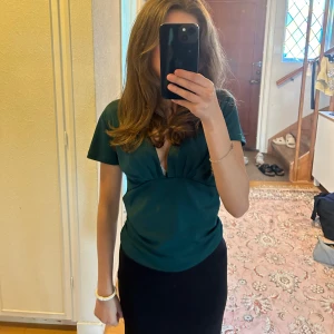 Topp Bik Bok - Helt ny, jag köpte denna på Plick för ett tag sedan och har aldrig använt den då jag inte tycker att grön är min färg. Storleken är xs/s. Den sitter väldigt fint på och har inga problem. 