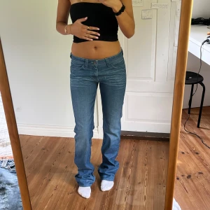 Lågmidjade vintage jeans  - Midjemått( rätt över): 38cm  Inerbenslängd: 88cm   Köp dem via ”KÖP NU” eller Swish  Modellen är 170 cm, inga defekter 💕  